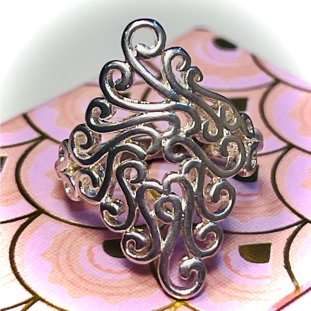 Elegant Silver Swirl Ring